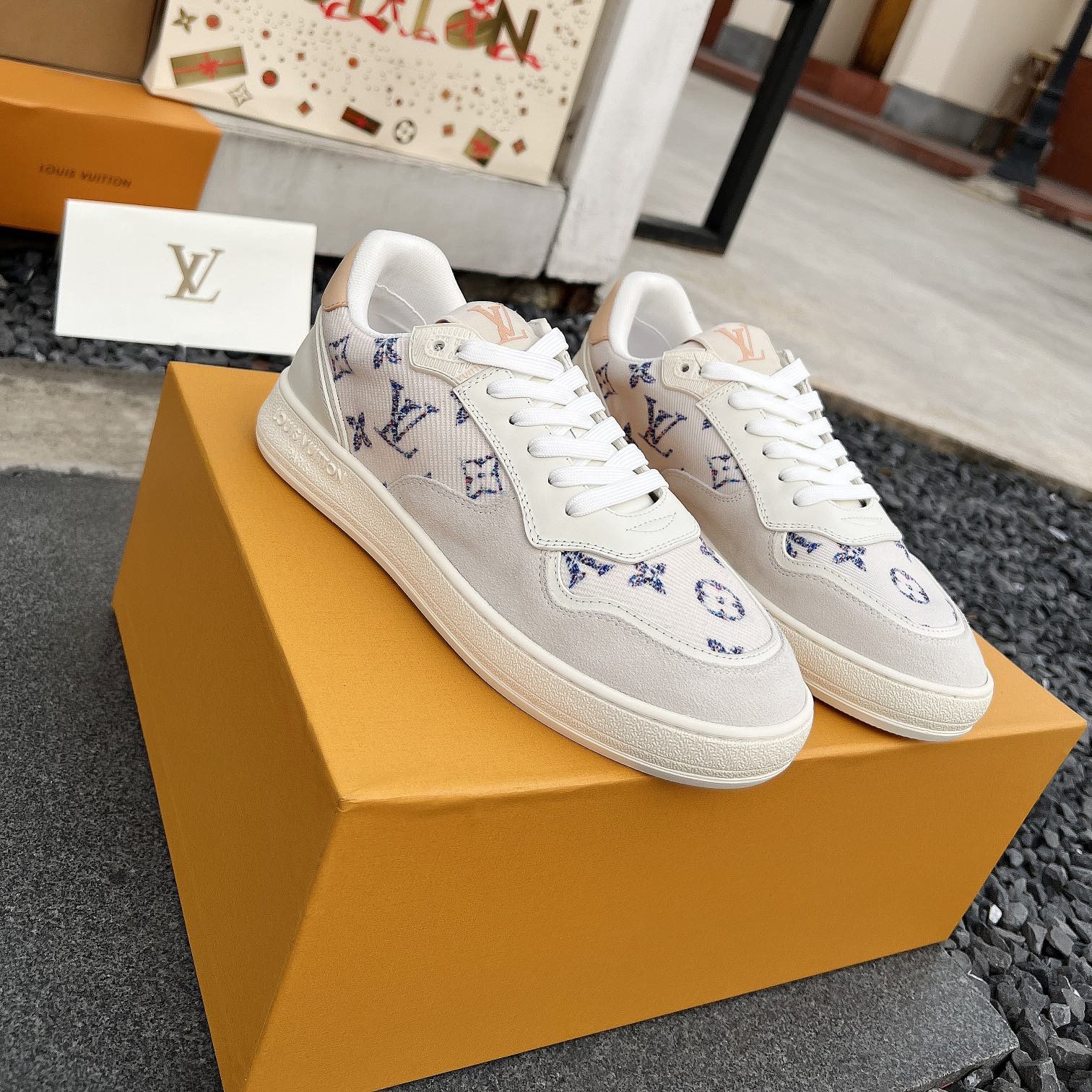 LV 루이비통 컨페티 스니커즈