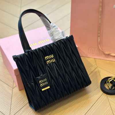 MIUMIU 미우미우 마테라쎄 토트백